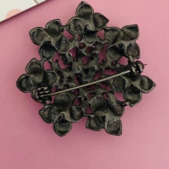 Vintage Hot Pink Crystal Cluster Small Brooch Bronze Metal - Picture 3 of 4